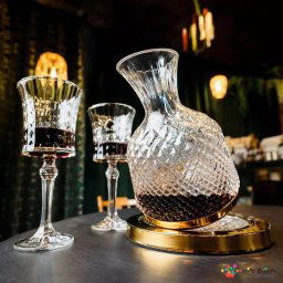Set Decantor de bauturi Rotativ cu 2 pahare auriu