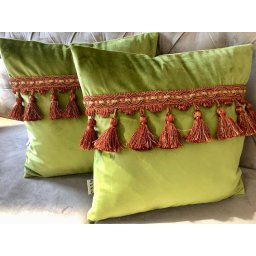 Set 2 perne decorative, fata detasabila, Hiko Comfy catifea verde fistic cu banda ciucuri 2x40x40cm