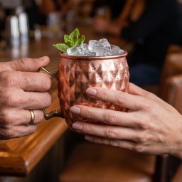 Cana Moscow Mule din Otel Inoxidabil, Aspect Cupru Texturat, 530 ml