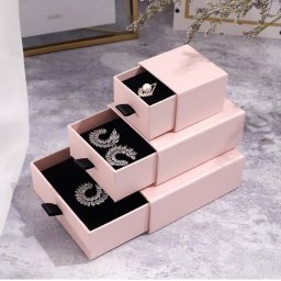 Cutie decorativa pentru ambalare bijuterii cadou roz (Dimensiune cutie: 10 x 10 cm)