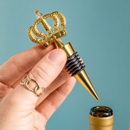 Practic și regal în același timp Dop de vin coroana de aur