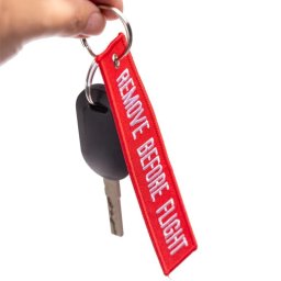 Breloc brodat solid cu text REMOVE BEFORE FIGHT ÎNTĂRTARE ÎNAINTE DE ZBOR