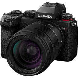Panasonic Lumix S5D with S-R28200 F/4-7.1 KIT
