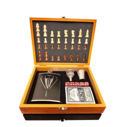 4 in 1 Business Gift for Men: Sah, Sticla + pahar, Zaruri, Carti de Joc
