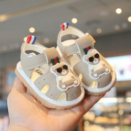 Sandalute crem cu piuitoare - Cool bear