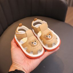 Sandalute crem cu piuitoare - Bear family