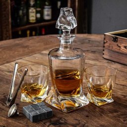 Sticlă de Whisky încâlcită cu Pahare