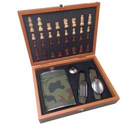 Joc de sah de lemn, sticla cu husa camuflaj de buzunar si ustensile camping
