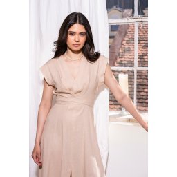 Rochie Talia bej din in și vâscoză – eleganță și rafinament