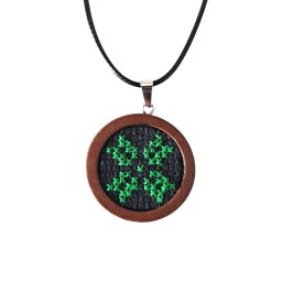 Colier cu medalion cusut manual pe etamina motive traditionale pe suport lemn - verde