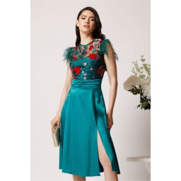Rochie DY Fashion din satin verde cu broderie la bust si pene la umeri