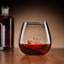 Pahar de Whisky cu o Navă