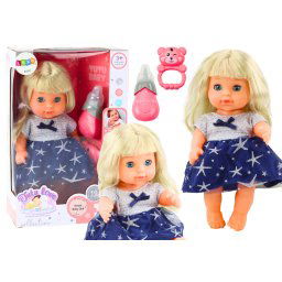 Păpușă în rochie bleumarin care urinează cu o sticlă care zornăie