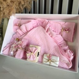 Trusou botez din muselină, roz cu 8 piese - ILIF506056