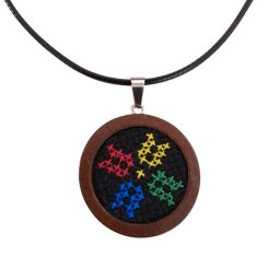 Colier cu medalion cusut manual pe etamina - motiv colorat pe suport lemn