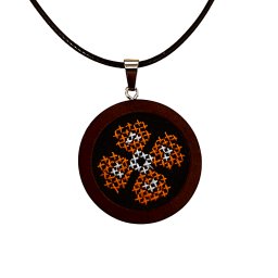 Colier cu medalion cusut manual pe etamina - motiv floare portocalie pe suport lemn