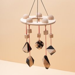 Mobbli Carusel patut bebelusi Mobile, cu 5 jucarii natur-negru corpuri geometrice, lemn