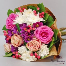 Buchet trandafiri, crizanteme si hypericum