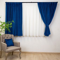 Set 5 piese Hiko, doua draperii scurte din catifea Comfy albastru royal cu 2 benzi de prindere si o perdea Ana voal, cu rejansa