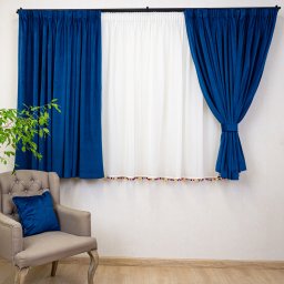 Set 5 piese pentru copii, Hiko Kids, 2 draperii scurte din catifea Comfy albastru royal cu 2 benzi de prindere si o perdea Ana voal cu pom pom colorat, cu rejansa