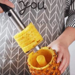 Dispozitiv feliator si curatator ananas