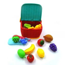 Coș de picnic cu fructe feliate