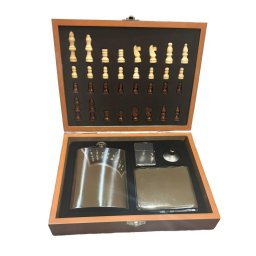 Set cadou pentru barbati,cutie si piese pentru Sah cu plosca, bricheta, tabachera si palnie