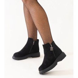 Gemre Botine negre cu un pandantiv decorativ pe platformă din ecologic suede Melane.