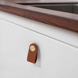 Maner piele cu insertii metalice pentru mobilier, model Pangu, distanta dintre gauri = 128 mm, finisaj negru/alama periata maro/alama periata (Finisaj: Negru/alama periata)