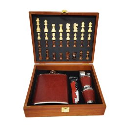 Set cadou pentru barbati VLV, cutie si piese pentru sah, tirbuson, sticla pentru bautura si pahare imbracate in piele ecologica, maro, 26x22x8cm