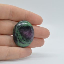Cabochon rubin in zoisit 33x26x7mm A2