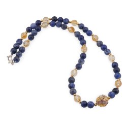 Colier Sodalit si Citrin sfere 6mm cu sfera din Sidef 10mm cu flori si bumbi aurii