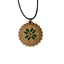 Colier cu medalion din lemn si etamina cusuta manual - motiv floare verde