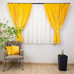 Set 2 draperii scurte cu doua benzi de prindere Hiko COMFY catifea galbena, cu rejansa