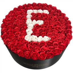 Aranjament floral personalizat cu litera cutie rotunda neagra cu 125 trandafiri de sapun (LITERA: Litera I)