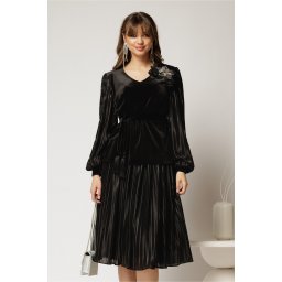 Compleu negru din bluza din catifea si fusta plisata satinata