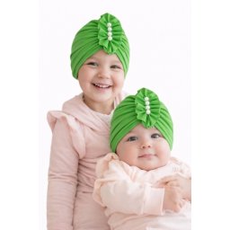 Caciulita verde tip turban cu perlute aplicate in fata