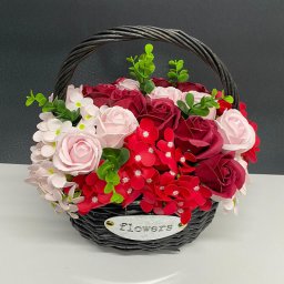 Aranjament floral cu trandafiri si hortensii de sapun in cosulet impletit (TIP PRODUS: Aranjament floral, Culoare produse: Bordo-roz)