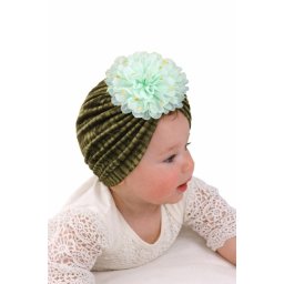 Caciulita verde tip turban din catifea cu floare aplicata