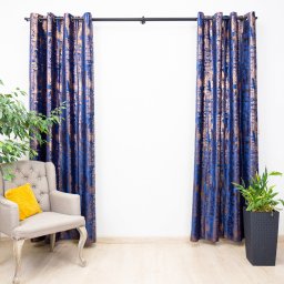 Set 2 draperii 2x140x245cm Hiko Imperial Comfy catifea imprimata albastru imperial, prindere pe inele alama