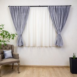 Set 5 piese Hiko, doua draperii scurte din catifea Comfy Steel Grey cu 2 benzi de prindere si o perdea Ana voal, cu rejansa
