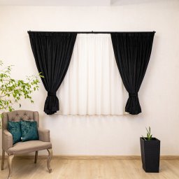 Set 2 draperii scurte cu doua benzi de prindere Hiko COMFY catifea neagra, cu rejansa