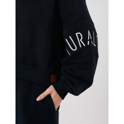 Hanorac negru cu inscripție pe mânecă