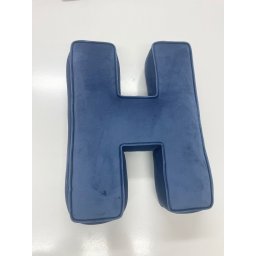 Perna XL, 42cm, Hiko Name litera H din catifea albastra sau roz, cu vipusca
