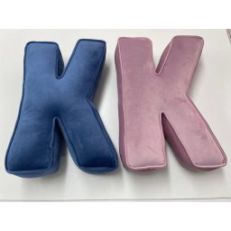 Perna XL, 42cm, Hiko Name litera K din catifea albastra sau roz, cu vipusca