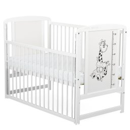 BabyNeeds - Patut din lemn Timmi Girafa 120x60 cm, Cu laterala culisanta, Din lemn de pin si mdf, Stabil si rezistent, Inaltime saltea reglabila pe 3 nivele, Laterala cu 3 bete detasabile, EN716-1, EN716-2, Alb