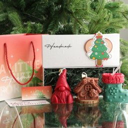 Lumanari Parfumate de Craciun, Flippy, GIFT BOX din 3 Lumanari din Ceara de Soia, Model B Pitic, Casuta, Ciorap, 22.5 x 9.5 x 9 cm, Multicolor