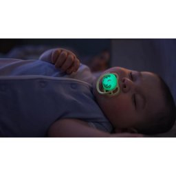 Set 2 suzete Philips Avent Ultra Air SCF087/09 care lasa pielea bebelusului sa respire, ortodontice, fara BPA, 0-6 luni, conține: o suzeta cu buton normal și o suzeta cu buton fosforescent