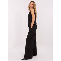 Pantaloni cu dungi negre și vestă