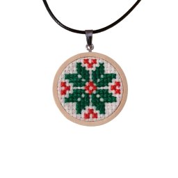 Colier cu medalion motive traditionale cusut manual - floare verde pe alb